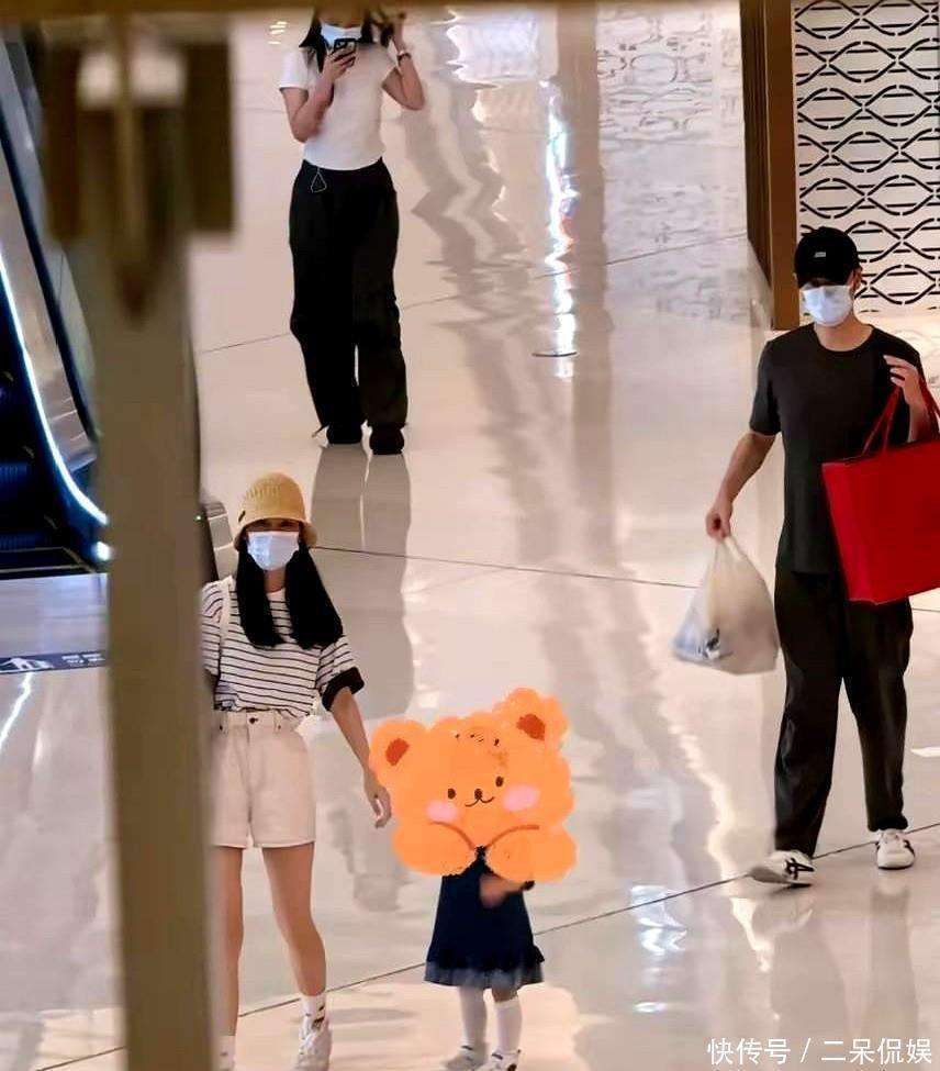 任重一家逛商场2岁女儿穿公主裙跑很稳孙骁